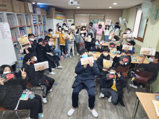 지난해 '한끼의 울림' 캠페인으로 특식을 선물받은 '경기 광주 샬롬 지역아동센터' 아동들이 기념 촬영을 하고 있다. CJ나눔재단 제공